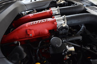 赤い結晶塗装が施されたエンジンの吸気ダクト。