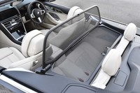 ウインドディフレクターを装着した様子。後席に乗員が居なければ、このようにして前席への風の巻き込みを低減することができる。