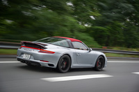 0-100km/h加速は3.7秒という動力性能を備える「911タルガ4 GTS」。リアスポイラーは可動式で、車速に応じて自動で作動するほか、ドライバーが任意で操作することもできる。