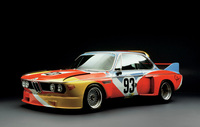1975年のルマン24時間に出走した「BMW 3.0CSL」。フランス人ドライバーのエルヴェ・プーランのアイデアにより、アメリカ人彫刻家のアレクサンダー・カルダーがデザインしたこのマシンが、BMWのアートカーの元祖とされている。