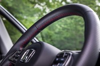 ステアリングホイールは本革巻き。そのリムにはボルドーレッドのステッチが施される。