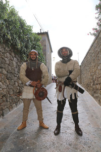 写真A。モンテリッジョーニ中世祭りで、市壁の門に立つ税関吏役の若者。2018年7月撮影。