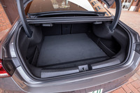 荷室の容量は460リッター。先代モデルよりも10リッター減だが、開口部を左右に広げるなどして、使い勝手を向上させている。荷室床下には小さなサブトランクスペースが用意されており、パンク修理用の「電動タイヤフィットコンプレッサー」と「純正タイヤフィット剤」も収納されている。