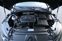 280psと350Nmを生み出す2リッター直4ガソリンターボエンジン。JC08モード燃費は13.3km/リッターと発表されている。エンジンフードはボディーサイドまで回り込んでおり、大きく開く。