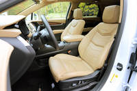 「プラチナム」に装備されるセミアニリンフルレザーシート。前後席ともにヒーターが内蔵されるほか、前席にはベンチレーション機能も備えられている。