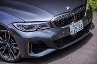 「アクティブエアストリーム」と呼ばれるエンジンルーム内への空気の流入を制御するシャッター式キドニーグリルを採用。「M340i xDrive」では、同グリルのフレーム部分がセリウムグレーメタリック色となる。