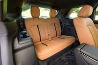 3列目シートは「CX-8」よりヘッドルームを約30mm拡大するとともに、乗車時のアクセス性や前席下への足入れ性も改善。ドリンクホルダーや収納スペースに加え、2口のUSB Type-Cポートも用意されている。