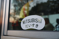 最寄り駅から岡崎地区までの送迎用バスに張られていたステッカー。