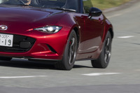 路面の状態やタイヤの接地面の変化が手のひらを通じて伝わってくる。濃厚なステアリングフィールもまた「HS52」の魅力のひとつだ。