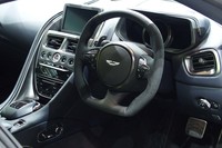 「アストンマーティンDB11 AMR」のインテリア。ダッシュボードのステッチもライムグリーンのカラーでコーディネートしている。