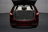 3列目を起こしたところをテールゲート側から見る。この状態でもゴルフバッグやベビーカーを積めるという。