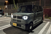 立体感のあるヘッドランプや、ブラックとボディーカラーからなる専用のコンビネーションバンパーが目を引く「N-BOXジョイ」のエクステリア。近ごろはやりのアウトドア風軽ハイトワゴンだが、実車から感じるアウトドアの香りはほんのわずかであった。