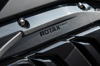 エンジンは1330ccの水冷4ストローク3気筒。BRP傘下のROTAX製で、115hpの最高出力と130.1N・mの最大トルクを発生する。