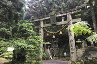 両子寺の境内には神仏習合の証しとなる鳥居がある。