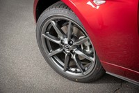 標準装着ホイールの塗装色が「ガンメタリック」から「ブラックメタリック」へと変更されている。