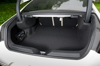 “4ドアクーペ”とはいえ基本となる車形はセダン。リアには乗車スペースとは分離されるかたちで、容量520リッターのトランクルームが備わっている。