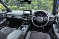 インストゥルメントパネルは分かりやすい水平基調。中段を左右に横断するエアコン吹き出し口のメッシュが目を引く。