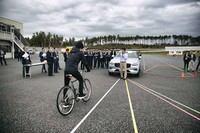 予防安全機能を支える、レーダーとカメラの認識範囲について説明を受ける様子。