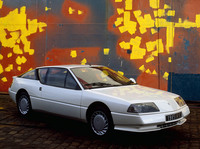 ルノーとの契約のもとで、1986年には「アルピーヌV6ターボ」のスタイリングを担当した。（Renault）