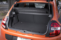 荷室の仕様は基本的に標準モデルと共通。ボードタイプのトノカバーは「GT」導入の少し前に導入が開始されたもので、他のグレードにも装備されている。