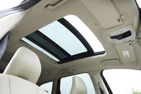 前席から後席へとまたがる、大型の電動パノラマガラスルーフは、20万6000円のオプション。
    