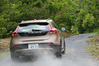 プレチャージ式の電子制御4WDシステムに加え、「V40クロスカントリー」はヒルディセントコントロールも装備。いざという時に頼りにできる動力性能を備えている。