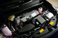 エンジンルームの眺めは「プリウス」とさほど変わらず。ハイブリッドユニットが鎮座する。