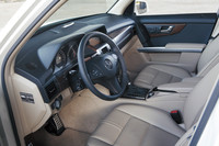 Cクラスと基本的に共通の仕立てのインストルメントパネル周り。ただしセンターコンソール上部は固定式のディスプレイに変更されている。