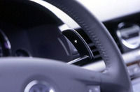 ステアリングホイールの後には、シフト用のパドルが用意される。