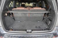 2列目、3列目シートを倒すと、荷室のフロア長は1932mmとなる。（写真をクリックすると荷室のアレンジが見られます。）