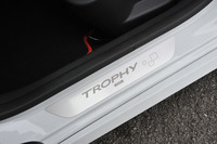 サイドシルには、最高峰モデル「TROPHY」のロゴマークとシリアルナンバーが入った専用のプレートが装着される。