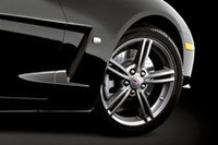 5スプリットスポークアルミホイール。その後方、フェンダーグリルには、メッシュスクリーンが取り付けられる。