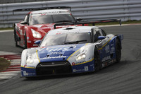 軽い燃料タンクを武器に、スタート直後に猛ダッシュを見せ、8位スタートからトップに躍り出たNo.24 HIS ADVAN KONDO GT-R(J.P・デ・オリベイラ/荒聖治組）。