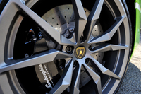 標準のタイヤサイズは前255/35ZR19、後ろ335/30ZR20。ただし試乗車には前20インチ、後ろ21インチとなるオプション品が装着されていた。カーボンセラミックブレーキが標準で、キャリパーは前が6ピストン、後ろが4ピストン。