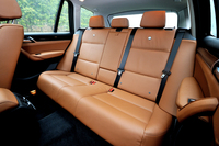 リアシートには標準で40：20：40の分割可倒機構が備わる。