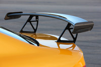 テールには角度調整が可能なカーボン製リアウイングが装着される。