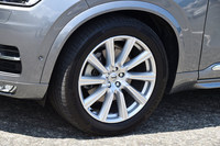 「T6 AWD インスクリプション」に装備される9.0J×20インチの10スポークアルミホイール。275/45R20サイズのタイヤと組み合わされる。