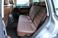 全車に標準装備されるスライド＆リクライニング機能付き分割可倒式リアシート。格納は荷室側面のスイッチからでも操作できる。 
