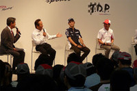 関谷校長（左から2番目）いわく、スクール時代の一貴は優等生で可夢偉はヤンチャ坊主。「お互いにライバル心が強かったなぁ」。