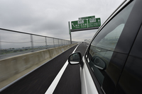 2015年3月8日に開通した圏央道・寒川北IC～海老名JCT間を走る。