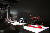 「チネッリ」「デ・ローザ」「コルナーゴ」などの自転車が並べられたコーナー。