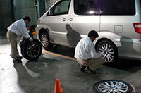 従来品「BスタイルRV」との比較試乗テストは、同一車両をその場でタイヤ交換して行われた。