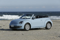 ボディーカラーは「デニムブルー」「サターンイエロー」「トルネードレッド」「キャンディホワイト」「ディープブラックパールエフェクト」の全5色。ベース車の「ザ・ビートル」とほぼ共通だが、シルバーは選ぶことができない。