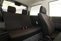 リアシートは簡単操作で折りたたみが可能。荷室の床下には、小物を収納できるラゲッジフロアボックスが備わる。