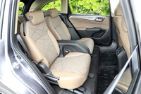 「ジェイドRS」の2列目シート。斜めに動くスライド調整機構により、3列目シートへのウオークスルーを可能にしている。