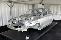 スティールとアルミの複合構造をもつホワイトボディ。Aピラーを境に、前がアルミ、後ろがスティールとなる。両者の結合には、異種金属の接触による腐食を防ぐため、絶縁性接着剤を用いてフランジ接合する。