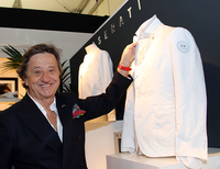 ジャケットのラベル裏側に備えられたファスナー付き隠しポケットを見せる「ラ・マルティナ」の創業者、ランド・シモネッティ氏。