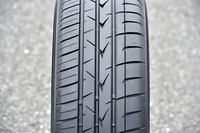 「トランパスML」のトレッド面を見る（右がアウト側）。中央に配置された「L」型のグルーブカットが印象的。