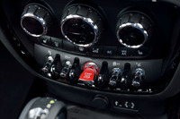 センターコンソールには、トグルスイッチのデザインが採用された、運転支援システムやアイドリングストップ機能のスイッチが並ぶ。中央の赤いものは、エンジンのオン／オフスイッチ。