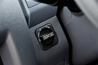 オプションの電動デフロック。ダイヤル操作でリアデフ、またはリアとフロントの両方のデフをロックできる。